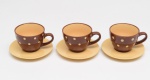 Conjunto de 3 xícaras para chá com pires, em cerâmica esmaltada e vitrificada, nas cores marrom e creme.