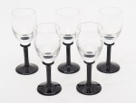 Conjunto de 5 tacinhas em cristal translucido, base na cor negra. Altura: 11,5cm.