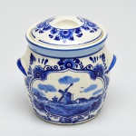 DELFT - Potiche em porcelana holandesa esmaltada e vitrificada, com a clássica decoração de moinho. Tampa apresenta bicados na borda. Altura: 11cm.