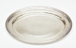 ELKINGTON PLATE - Travessa em metal espessurado a prata. Apresenta marcas de uso. Medidas: 31,5 x 23cm.