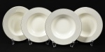 ROYAL BONE CHINA - Conjunto de 4 pratos para sopa, em porcelana Bone China esmaltada e vitrificada na cor branca, decorada com fio prateado nas bordas. Diâmetro: 22,5cm.