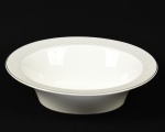 ROYAL BONE CHINA - Ssaladeira em porcelana Bone China esmaltada e vitrificada na cor branca, decorada com fio prateado nas bordas. Medidas: 6,5 x 24,5 x 21cm.