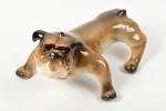 TIMPANI - Escultura em cerâmica vitrificada representando cachorro buldogue. Medidas: 11 x 26 x 18cm.