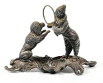WMF - Antiga escultura em metal representando palhaço e cachorro circenses. Medidas: 9 x 12 x 7cm.