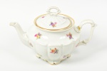 TIELSCH WALBRZYCH - Bule para chá em porcelana polonesa esmaltada e vitrificada, na cor branca, com decoração floral e fio dourado. Apresenta alça colada. Altura: 17,5cm.