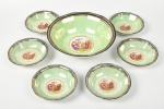 RAMAKA SAXONY - Conjunto de 1 saladeira e 6 bowls, em porcelana esmaltada e vitrificada na cor verde, decorada com cena galante e realces dourados. 1 bowl apresenta leve bicado na borda. Altura e diâmetro: 7 x 23,5cm / 3 x 13,5cm.