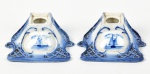 Par de castiçais alemães em porcelana esmaltada e vitrificada, com decoração representando veleiro. Medidas: 5 x 11 x 9cm.