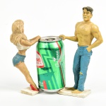 Escultura em resina representando casal . Altura: 20,5cm.