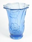 Vaso em vidro soprado na cor azul, com motivos florais em alto relevo. Altura: 20cm.