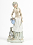 MONTE PIERO - Escultura em porcelana espanhola esmaltada e vitrificada, representando camponesa com cachorro. Altura: 21cm.
