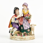 Grupo escultórico em porcelana, representando casal em cena galante. No estado. Medidas: 16 x 11,5 x 7cm.