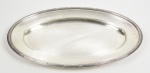 FRACALANZA - Travessa em metal espessurado a prata, bordas cinzeladas. Medidas: 33,5 x 50 x 32cm.