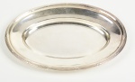 FRACALANZA - Travessa em metal espessurado a prata, bordas cinzeladas. Medidas: 2,5 x 26 x 18cm.