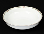 HC - Saladeira em porcelana esmaltada e vitrificada na cor branca, manufatura Thecoslovaca, bordas com decoração floral e fio dourado. apresenta fio de cabelo na base. Altura e diâmetro: 7 x 25,5cm.