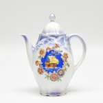 Bule para café em porcelana esmaltada e vitrificada, com decoração representando embarcação e motivos florais. Apresenta bicado na base. Altura: 21cm.