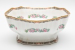 VISTA ALEGRE - Fruteira em porcelana portuguesa esmaltada e vitrificada com decoração floral. Medidas: 9,5 x 23 x 23cm.