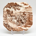 JOHNSON BROTHERS - Prato quadrado em faiança inglesa, esmaltada e vitrificada, com decoração representando carruagem. Medidas: 23,5 x 23,5cm.
