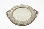 Bandeja em metal com decoração floral, parte central espelhada. Diâmetro: 31,5cm.
