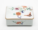 VISTA ALEGRE - Caixa porta joias em porcelana portuguesa esmaltada e vitrificada, com decoração floral. Medidas: 5,5 x 12 x 10cm.