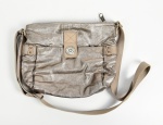 Bolsa KIPLING em tecido metalizado, detalhes em couro. Med: 23x28x05cm (apresenta pequenos desgastes no tecido)