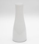 Vaso em opalina leitosa. Altura: 33,5cm.