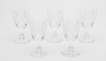 Conjunto de 5 taças em cristal translúcido, decoradas com lapidação em losangos. 2 taças apresentam bicado Altura: 10cm.
