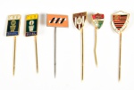 Lote constando 06 pins em metal dourado. Med: Menor 04cm / Maior 05cm