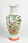 Vaso em porcelana oriental representando "PAVÕES". Med: 31cm (apresenta bicado na borda)
