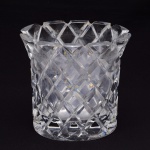 Vaso em cristal translucido lapidação em losangos.(apresenta bicados e mofo interno) Med: 19x15x19cm