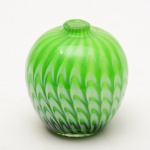 Vaso em vidro murano na cor verde. Med: Alt 12cm / diâmetro bocal 03cm (apresenta bicado no bocal)