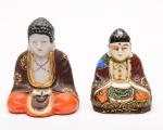 Lote constando 02 esculturas representando "BUDAS" em porcelana esmaltada. Med: Maior 09cm / Menor 08cm (apresenta desgaste)