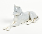 Escultura em porcelana representando "CACHORRO". Med: 06x06x14cm (apresentando bicado na orelha)