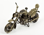 Peça decorativa representando "MOTO" em lata. Med: 14x08x26cm