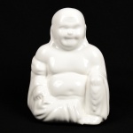 Escultura representando BUDA em porcelana no tom branco. Med: 21x15x13cm