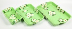 WEISS- Conjunto de 03 travessas em porcelana esmaltada no tom verde decoração floral. Med: Maior 4,05x24x39cm / Menor 6,05x13x27cm