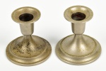 Par de castiçais em metal. Med: 07cm (apresenta desgaste)