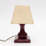 Luminária de mesa em madeira. Med: Alt 19cm (no estado)( funcionando )