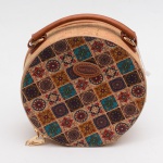 PORTUGAL - Bolsa feminina redonda transversal/ alça em material sintético. Med: 27x19x08cm