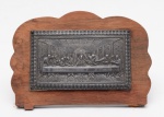 ARTE SACRA - Placa decorativa em bronze/madeira representando (SANTA-CEIA). Med: 14x20cm (madeira apresenta dano de liquido na parte inferior)