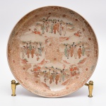 Raro medalhão em faiança oriental  século XIX   decoração com personagens típicos e realces dourado, marcado na base. med:36 cm de diâmetro