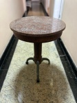 Mesa redonda com tampo de granito, pes de ferro, Dita mesa de botequim. Med: 70 x 55 cm Retirada somente por agendamento prévio