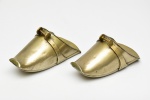 Par de sapatas decorativas em metal dourado. Medidas: 12x12x23cm (apresenta mossas)