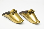 Par de sapatas decorativas em metal dourado. Medidas: 10x11x27cm