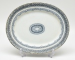 ESTEVÃO BUSK & CIA - Travessa em porcelana esmaltada detalhes azul. Med: 3,05x33x41cm (apresenta restauro)