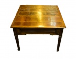 Excepcional mesa de apresentação em madeira nobre, século xx. Med: 79x107x107cm