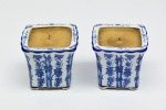Par de castiçais em porcelana esmaltada. Med: 09cm