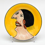 Prato decorativo em cerâmica com decoração feita à mão representando perfil feminino, atribuído a Picasso. Diâmetro: 20cm.