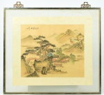Pintura chinesa em aquarela sobre tecido, representando paisagem bucólica, com ideogramas na parte superior direita, protegida por tampo de vidro. Medidas da tela: 40,5 x 47cm; Medidas totais: 51,5 x 57,5cm.