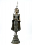 Escultura Thailandesa em bronze, representando Buda, ricamente decorada e cinzelada. Altura: 100cm. RETIRADA APENAS POR TRANSPORTADORA.