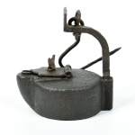 Antiga lamparina em ferro, circa século XVI, período Brasil colônia. Medidas: 13,5 x 9,5cm.